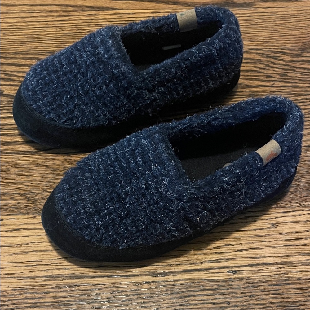Acorn Black Fuzzy Slippers